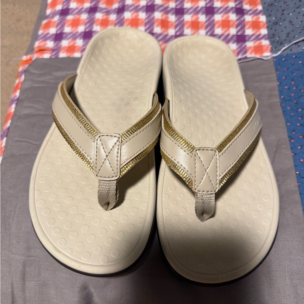 Vionic Cream and Gold Women's Sandals